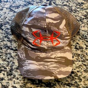 Cute under armor woman’s hat with orange logo.